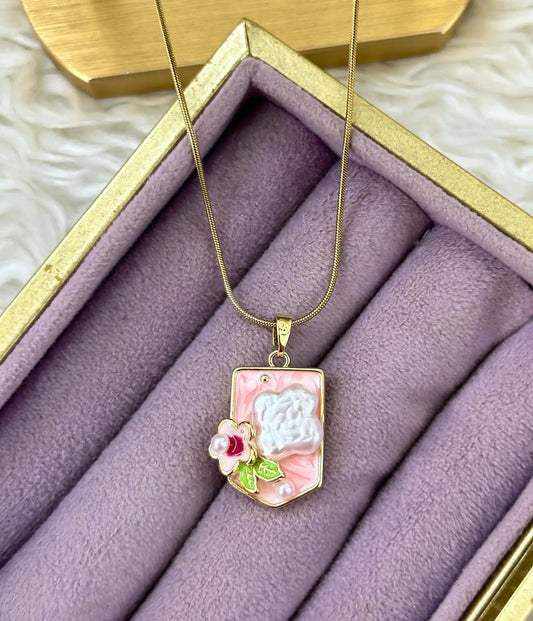 Zarif Pembe Çiçekli İnci Detaylı Kolye