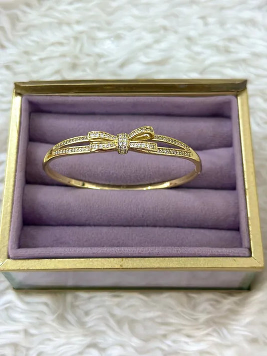 Xuping Taşlı Fiyonk Detaylı Gold Kelepçe Bilezik