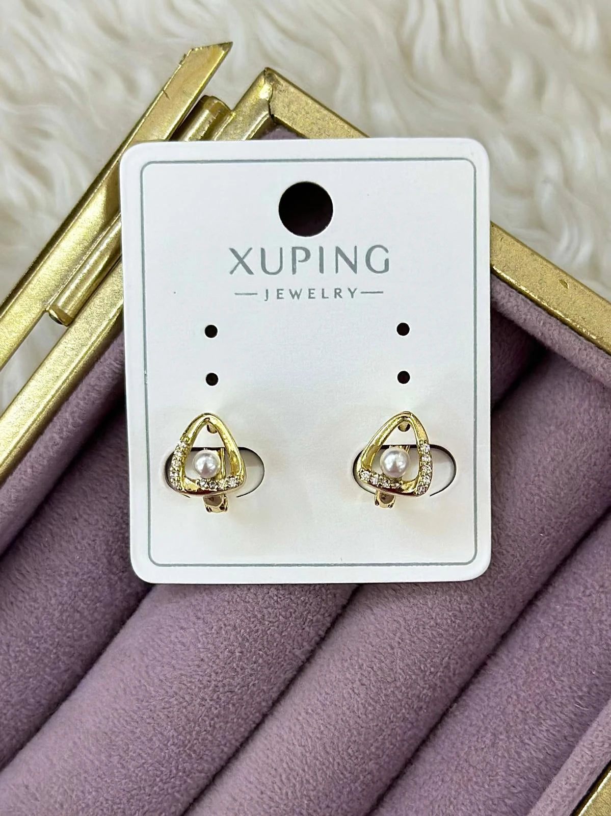Xuping Taş Detaylı Ortasında İnci Bulunan Küpe