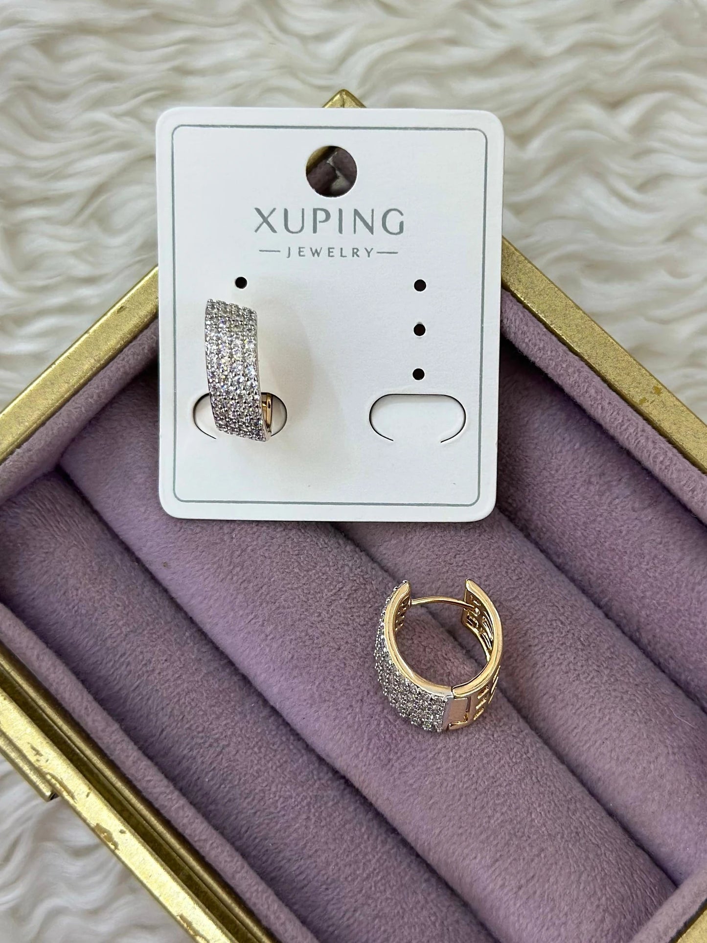 Xuping Geniş Model Beş Sıralı Taşlı Gold Kaplama Küpe